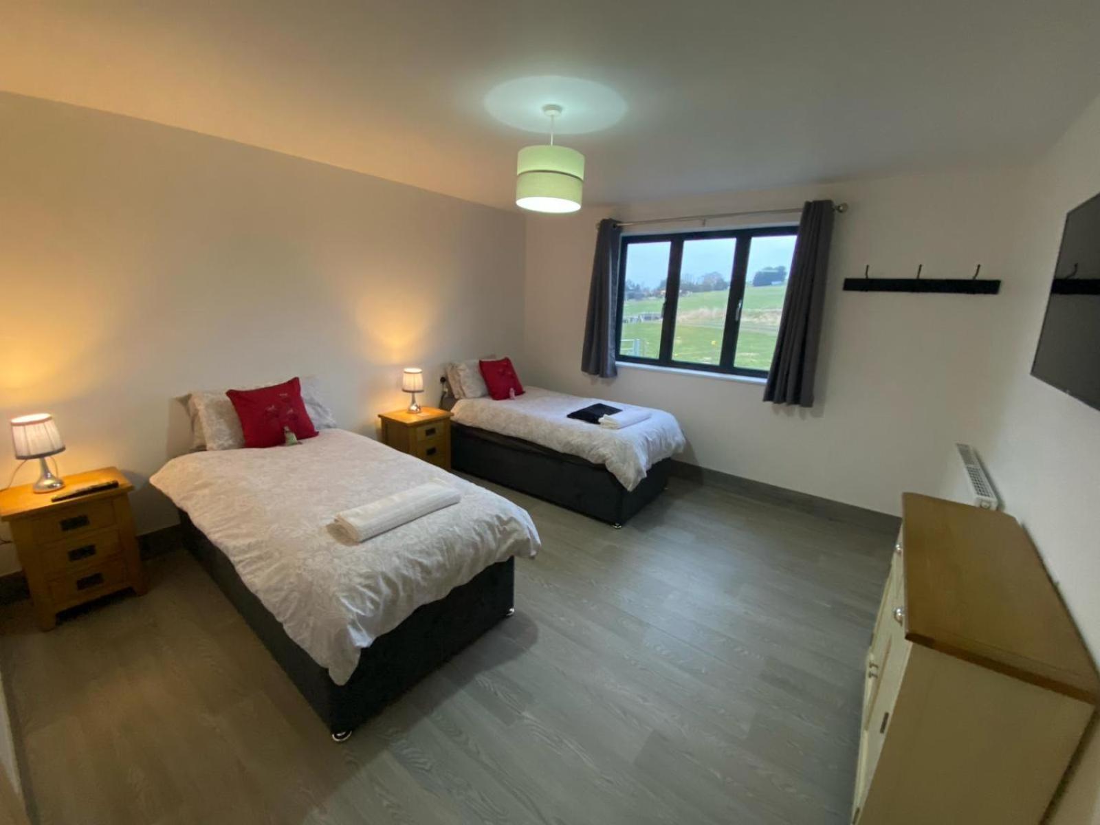 Fairview Farm Holiday Accommodation 14 Luxury Lodges, Cabins, Dog Friendly, Suitable For Couples, Families And Groups, Wedding Guests , Corporate Events, Sleeps 2-65 Guests In Ravenshead, Nottingham Near Sherwood Forest, Set In 88 Acres Εξωτερικό φωτογραφία